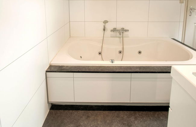 Lovely Holiday Home in Kaatsheuvel With Bubble Bath - Photo 47
