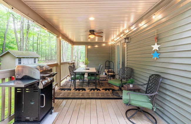 Bear Trail Chalet by Avantstay Retreat w/ Outdoor Living Deck & Fire Pit - Foto 5