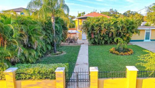 Tropical escape with fire pit near airport & stadium - Foto 2