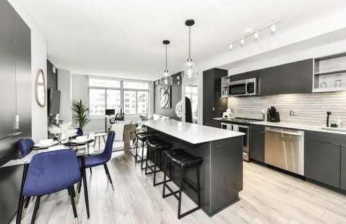 Comfy 2BR Oasis with Scenic Rooftop & Gym - Foto 64