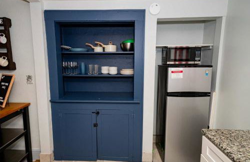 Bright and Sunny Springfield Carriage House - Photo 9