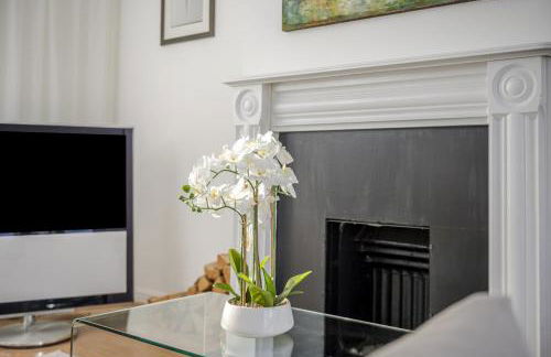 Luxurious 3 Bed House with Free Parking, Sky TV, Movies & Netflix - Foto 17