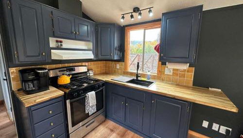 Cozy Covelo Tiny Home - Hot Tub & Oaks - Foto 3, pet friendly