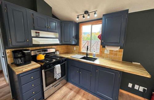 Cozy Covelo Tiny Home - Hot Tub & Oaks - Foto 3