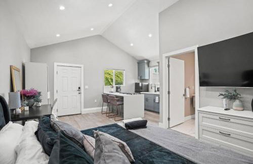 New Modern Cozy Guest House, Parking, Pet Friendly in Mar Vista! - Photo 1