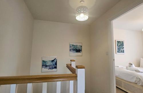 Modern Comfy 3 Bed Home - Free 2 space driveway - Free road parking - Free Netflix - Foto 51