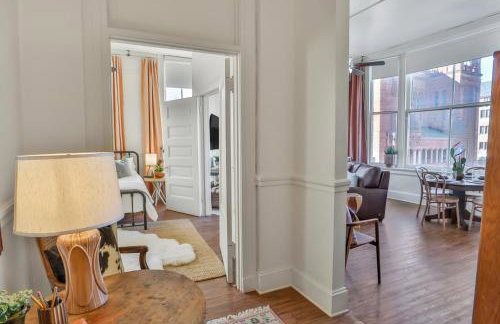 Historic Courthouse View- Chic Suite on Riverwalk - Foto 47
