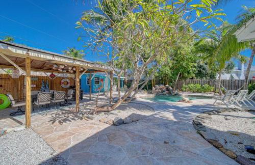 Tropical PoolHome Walk to Shops Near Beach - Foto 12