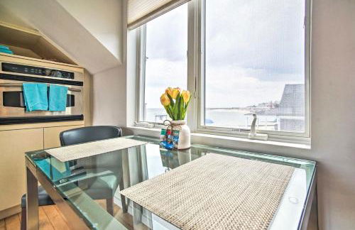 Right on Commercial St! Waterfront Condo with View - Foto 10