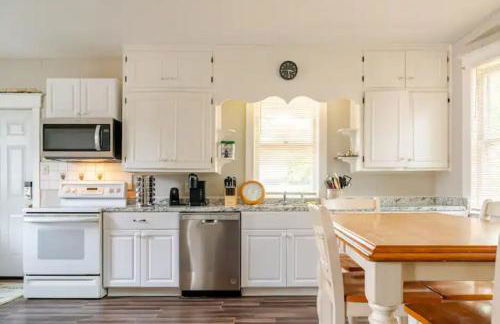 The Carew House Sleeps 10 Fenced 4BR Full Kitchen Steps2 YCP - Foto 4