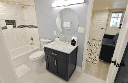 Pristine Petworth Family Home w Street Parking - Foto 37