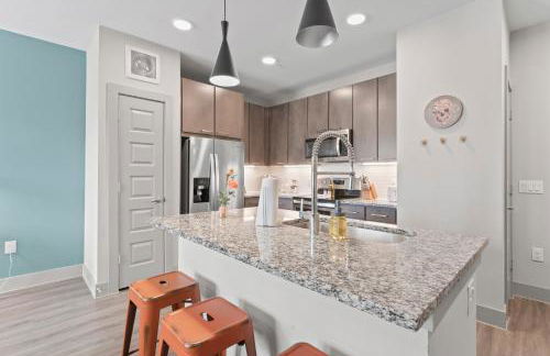 Modern & Chic 1BR Luxury Apts Close to Downtown & Airport - Photo 14