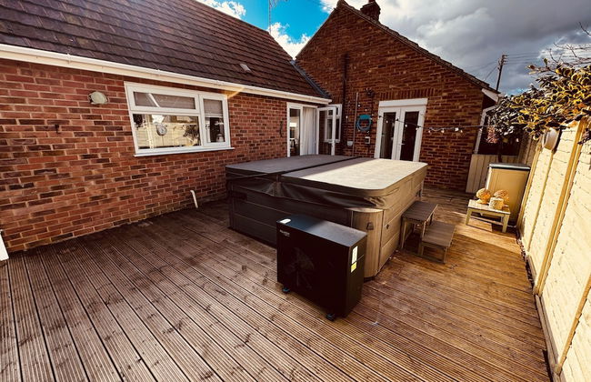 Luxury Adult-only 2-bedroom Bungalow With Hot Tub - Foto 36