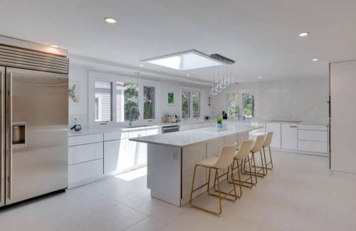 Cape Cod Home w/Ocean View, Roof Top, Pool & Hot Tub - Photo 7