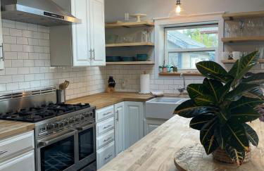 Sunlit Surf House 4BR Downtown Walk to beach - Foto 4