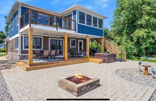 Cheerful Sister Lakes 4 BDR Lake Hse w/ Hot tub. - Foto 1