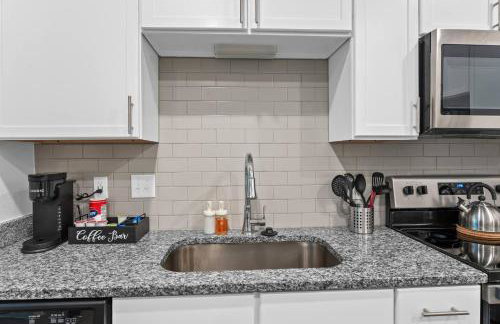 Chic 1BR Apt| King Bed| Pool| Gym| Close 2 Beach. - Foto 19