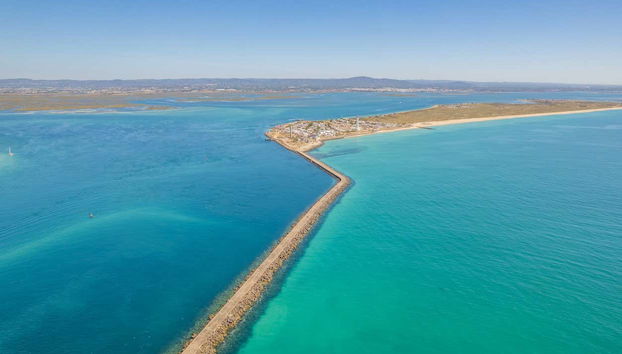 Vue aérienne de la Ria Formosa et l'île de Farol