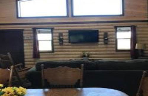 Farm House Cabin, Patio, TV Room, Games, BBQ, Campfire - Foto 9