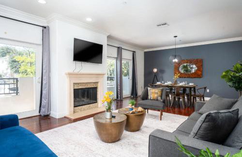 Stylish Home Prime Location with Fireplace & Patio - Foto 10