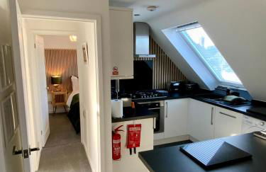 THE HIDEAWAY - LUXURY SELF CATERING COASTAL APARTMENT with PRIVATE ENTRANCE & KEY BOX ENTRY JUST A FEW MINUTES WALK TO THE BEACH, SOLENT WAY WALK, SHOPS and many EATERIES & BARS - FREE OFF ROAD PARKING,FULL KITCHEN, LOUNGE,BEDROOM , BATHROOM & WI-FI - Foto 15