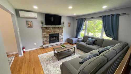 Spacious Pocono Home with Hot Tub and Fire Pit - Foto 3