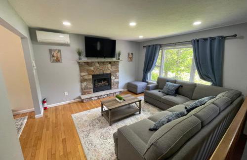 Spacious Pocono Home with Hot Tub and Fire Pit - Foto 3