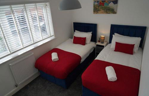 Rare find - new build 3 bedroom house near Cheshire Oaks - Photo 13