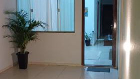 Casa com ar no quarto garagem espaço que cabe uma camionete cozinha completa - Foto 5