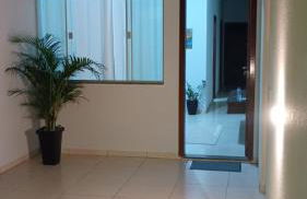 Casa com ar no quarto garagem espaço que cabe uma camionete cozinha completa - Foto 5