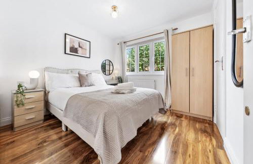 4 Bedroom House by Homestyles Hosts - Short Lets and Serviced Accommodation Islington - Private En-Suite - Foto 22