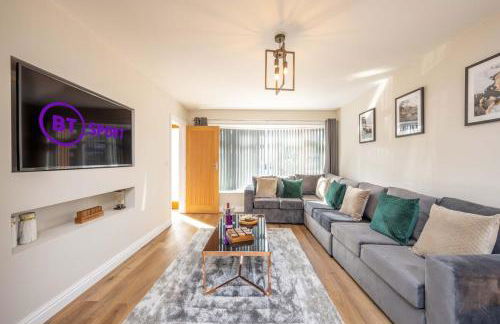 6 Bedroom, 2 Bathroom Modern, Spacious Home - Foto 1