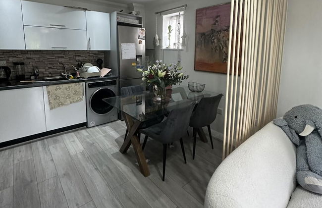 Charming Mi Casa Es Tu Casa 2-bed in Dagenham - Photo 14