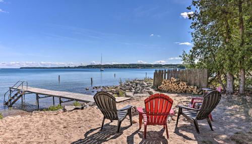 half Mi to Dtwn! Suttons Bay Cottage with Fire Pit - Foto 2