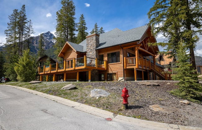 MODERN 4,500 sqft Ski Chalet: 5 Br + 6 Ba | Pool Table | Pool + PRIVATE Hot Tub - Photo 75