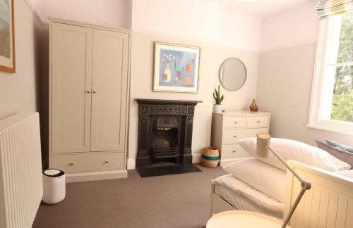 Bright Two Bedroom House with Parking and Garden - Foto 5