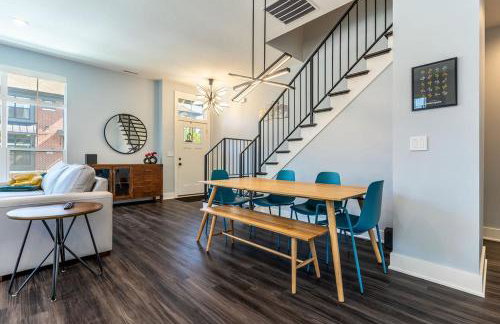 Lux Home 5 mins to Grand Park with Private Garage-Family Friendly - Foto 11