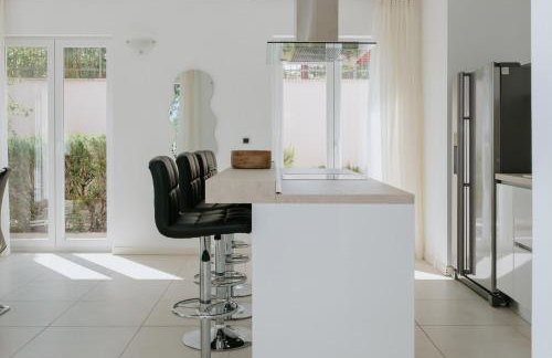 Villa Oleander by Domus Mirus - Rooftop Cinema & Pool & 6min Walk to Beach - Photo 10