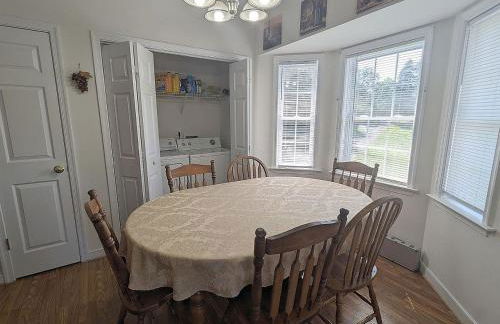 Cheerful 4Br Water View Lakehouse with Dock & More - Foto 20