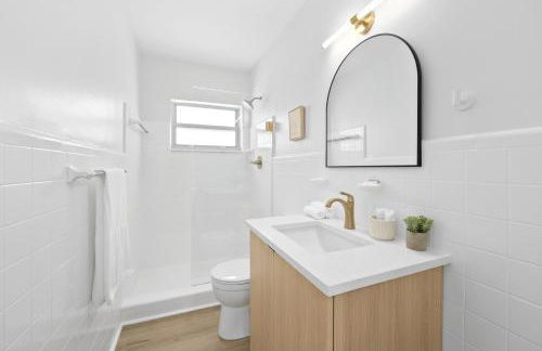 M Lake Worth Beach - Modern Villas Near West Palm Beach, Chic Retro Vibes, King Bed, Cozy Backyard, BBQ, Workspace, High-Speed Internet, Free Parking, 5 Minutes to Downtown & Beach - Foto 65