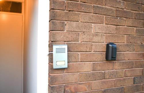 2ndHomeStays- Willenhall-A Serene 3 Bed House with a Garden View-Suitable for Contractors and Families-Sleeps 9 - 7 mins to J10 M6 and 21 mins to Birmingham - Foto 37