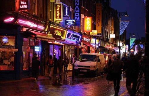 Shoreditch Cinema & Sauna retreat- 2BDR House with Garden & Games Room - Sleeps 6 - Photo 42