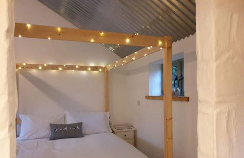 The Bothy near Tenby, Big Projector Screen, Four-poster bed, on-site HOT TUB access via Spa Pack - Photo 32