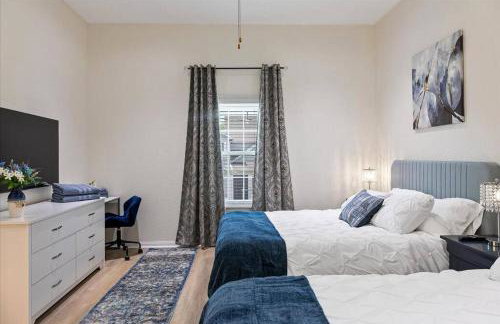 Bring the Crew! 4BR Luxe Pad, Backyard Magic & City at Your Door - Foto 32