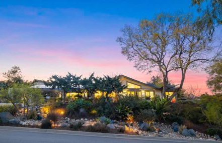 Nature-Inspired Stay with Pool, Fire Pits and More - Foto 74