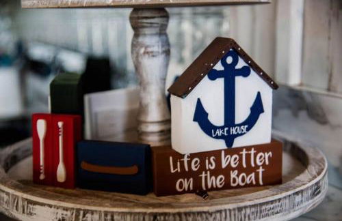 Rustic Chic Alabama Cabin w Loft Fire Pit Pet Friendly Fenced Yard Lake Guntersville - Lucky Lodge - Foto 40