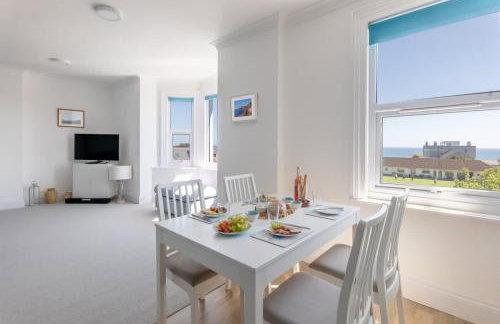 Rooftop Hideaway -Central Coastal Flat - Sea Views - Photo 19