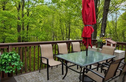 WOW!! Ultimate Pocono Retreat Hot Tub, Game Room, Fire Pit, Near Lakes & Hiking! - Foto 48