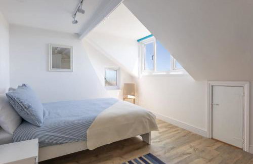 Rooftop Hideaway -Central Coastal Flat - Sea Views - Photo 22