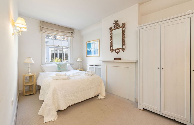 JOIVY Elegant 2-Bed Mews Flat Near Buckingham Palace - Photo 1